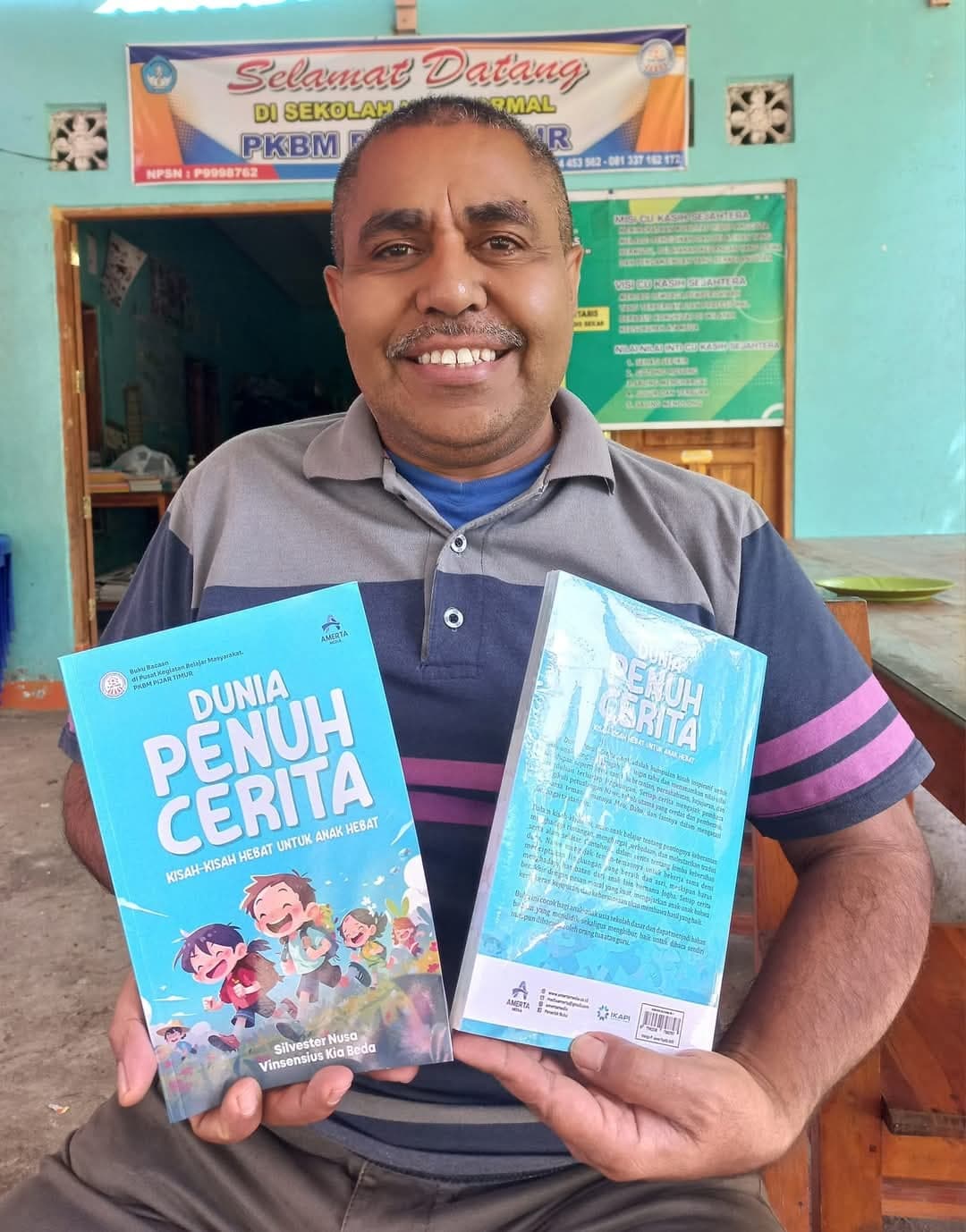 Penulis memperlihatkan buku Dunia Penuh Cerita di depan PKBM Pijar Timur