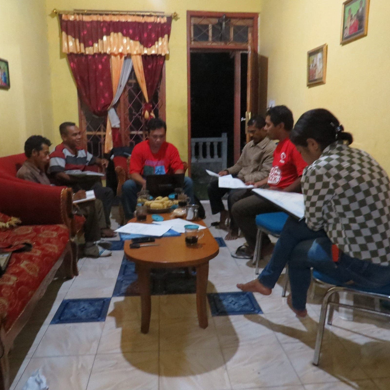 Peserta menyampaikan pendapat dalam diskusi