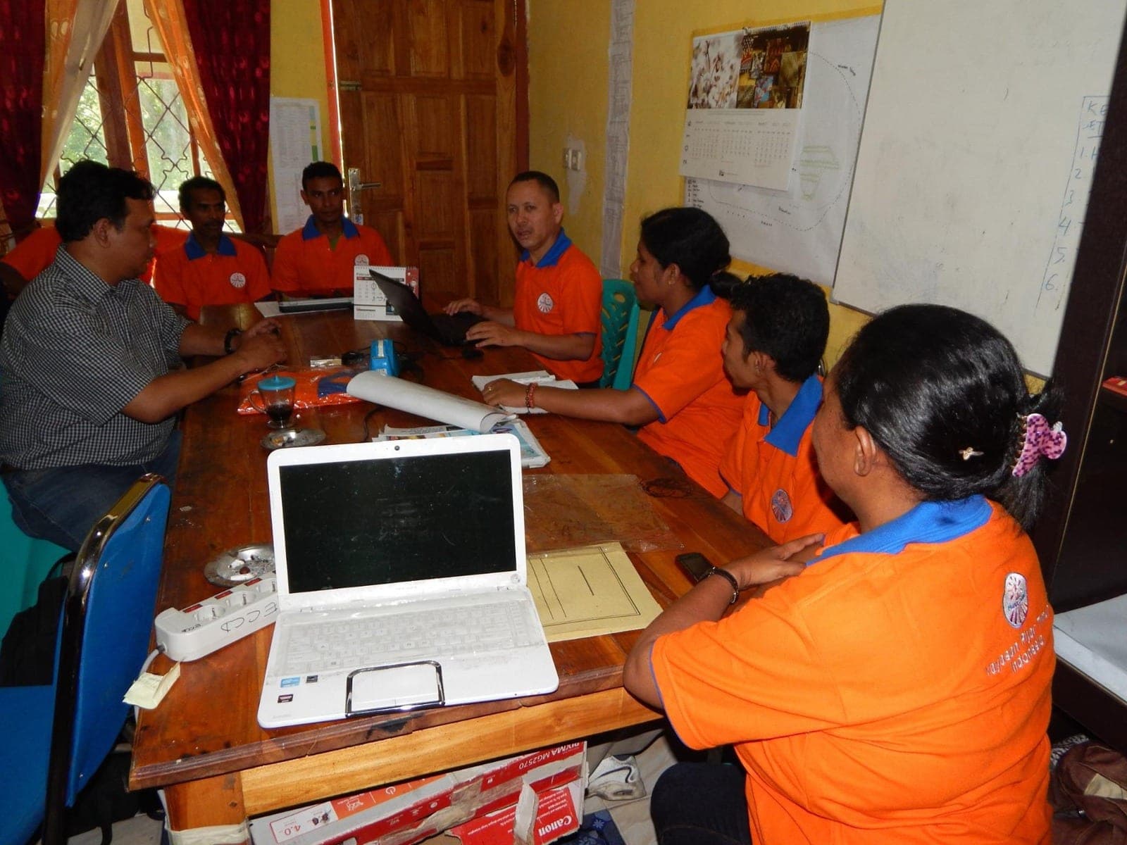 Rapat kerja tim Yayasan Pijar Timur Indonesia
