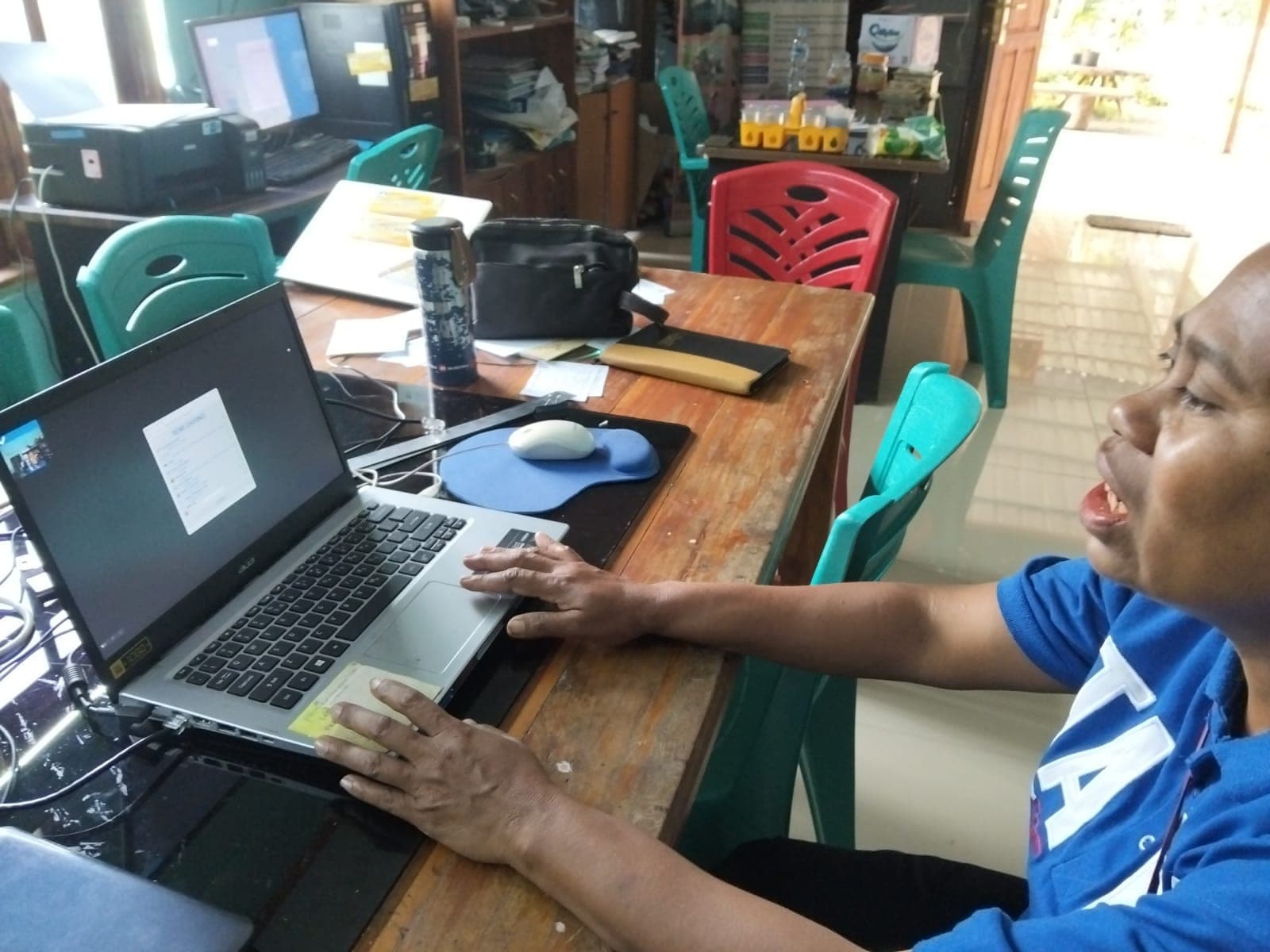 Bekerja dengan laptop di kantor Pijar Timur