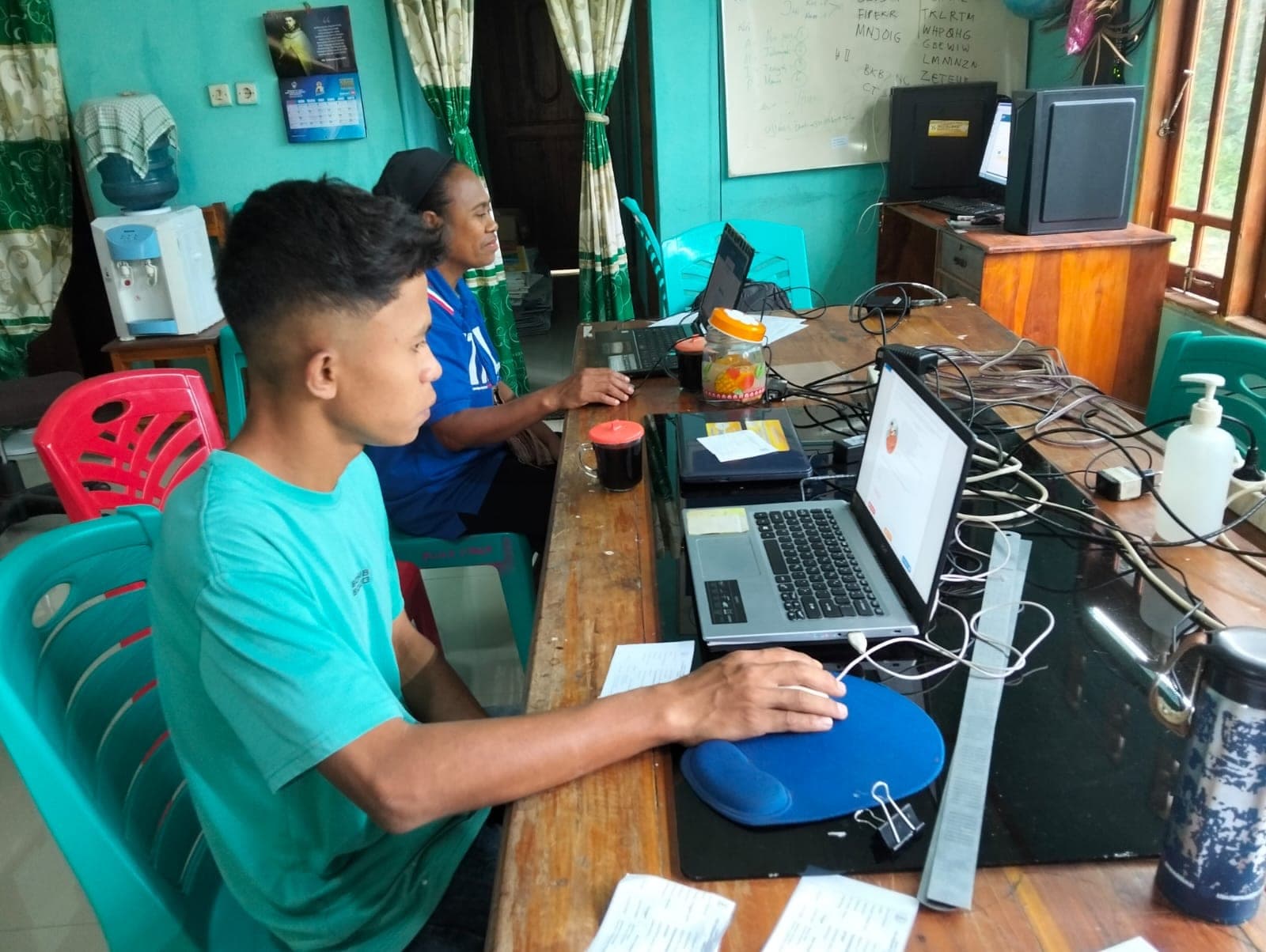 Bekerja dengan laptop dan komputer di kantor Pijar Timur