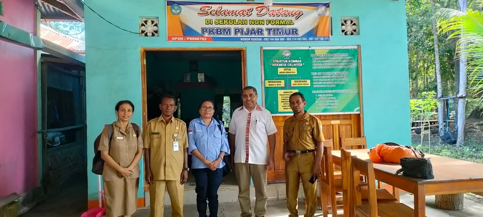 Tim monitoring dan pengelola PKBM Pijar Timur berfoto di depan gedung PKBM