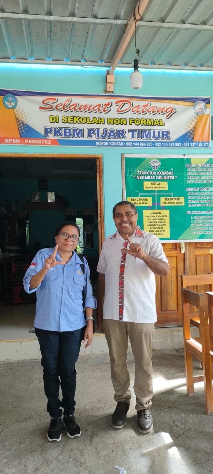 Pengelola PKBM Pijar Timur bersama anggota tim monitoring di depan PKBM