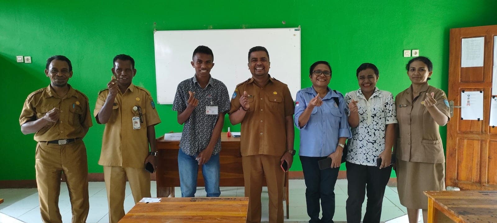 Tim monitoring berfoto bersama di ruang kelas