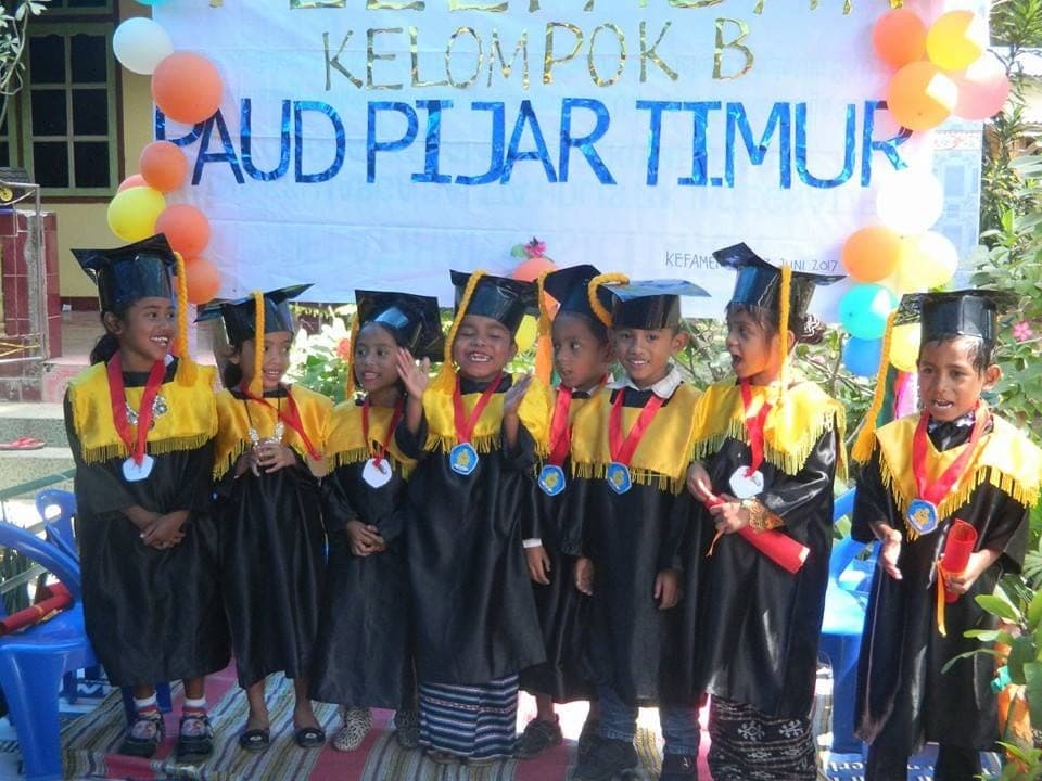 Anak-anak Kelompok B PAUD Pijar Timur dalam acara pelepasan