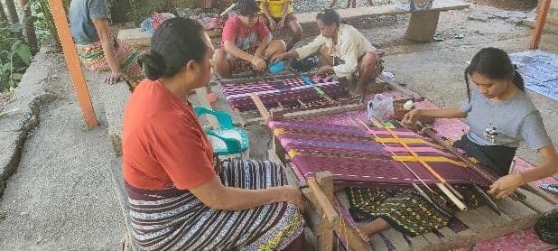 Warga belajar PKBM Pijar Timur menenun kain tradisional
