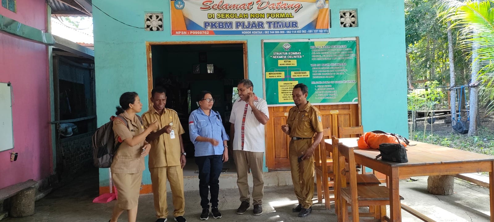 Tim monitoring Dinas Pendidikan dan Kebudayaan Kabupaten TTU berbincang di depan PKBM Pijar Timur