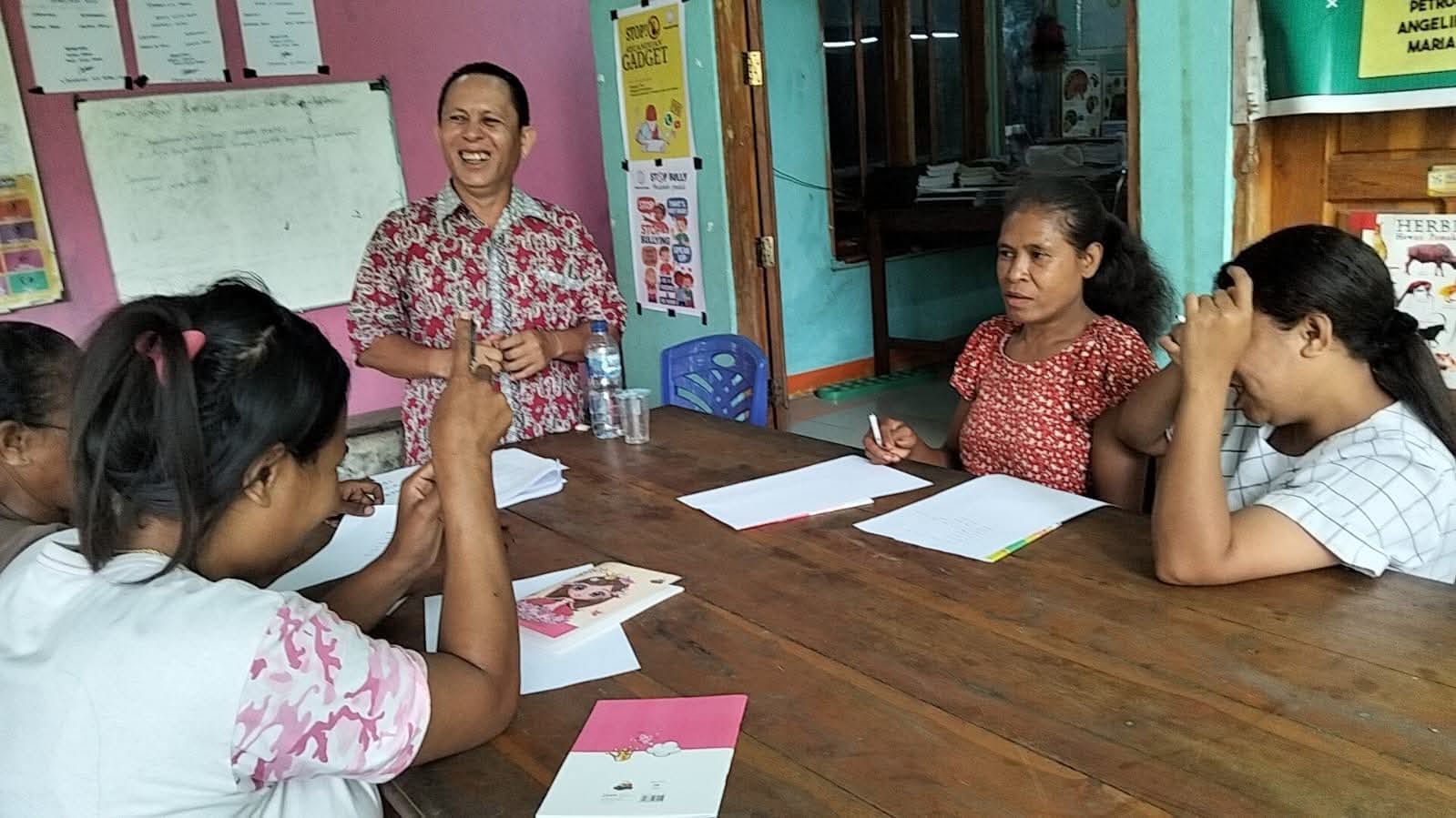 Suasana pembelajaran di PKBM Pijar Timur: diskusi kelompok dan berbagi pengetahuan